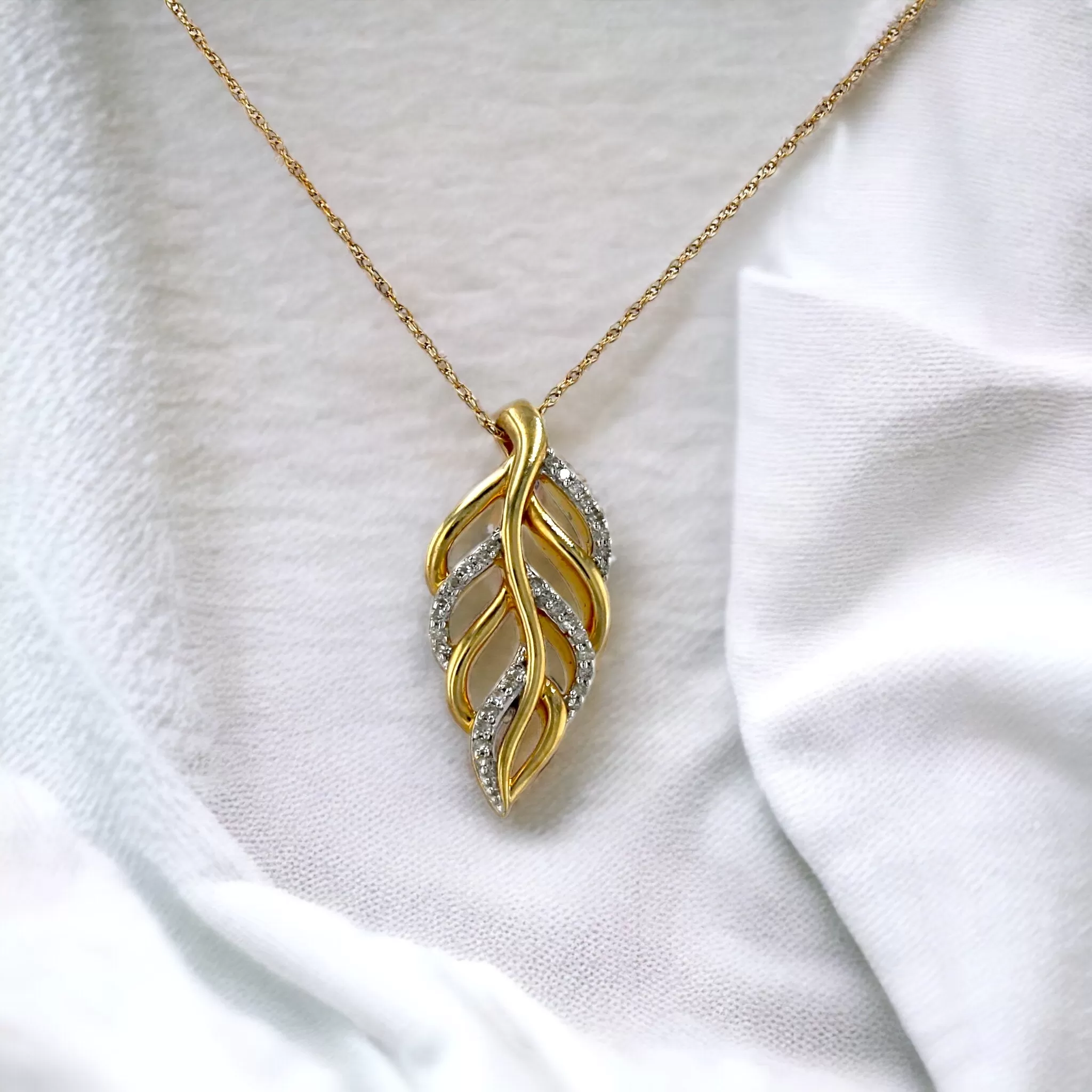 Gold 10kt set diamond leaf pendant