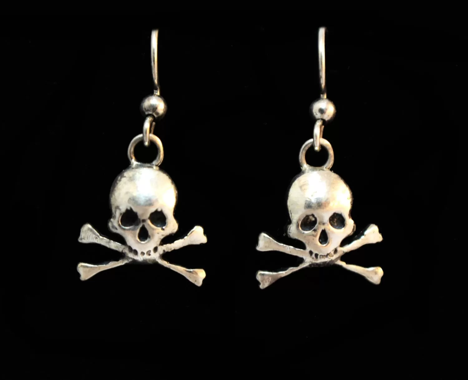 Petite Skull With Crossbones-UDINC0124